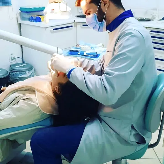 Dentista da CEPRO atendendo uma paciente no consultório